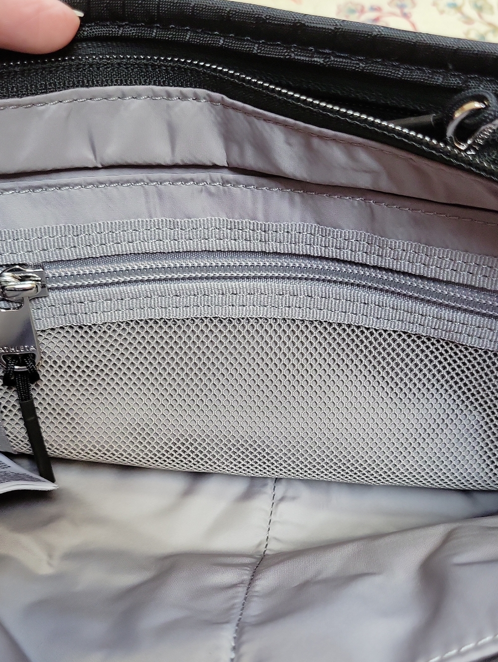 NWT- Athleta ‘Excursion’ Convertible Chest / Waist Bag- Large Version - Picture 5 of 9